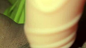 me masturbo con consolador que me regaló mi hermano