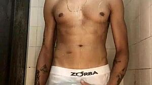 I’m obsessed with watching this thick novinho stroke himself in the shower