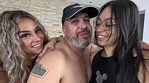 Želiš videti Morganito golo v kopeli za kulisami v Tedovi vili?