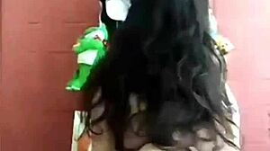 i saw this novinha brunette dancin' naked, who is this delicia? she's so hot!