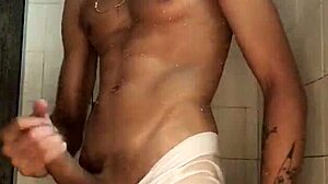 Bu kalın novinho'nun duşta kendini okşamasına takıntılıyım