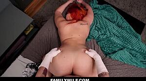 MILF roșcată Scarlett Venom îl ia tare pe fiul vitreg cu pula mare în POV!