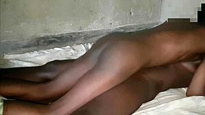 Kommer hardt mens jeg knuller svart fitte hjemme