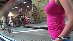 Emocionálne búšenie srdca ako česká sladká dievka zvodí v nákupnom centre na POV sex