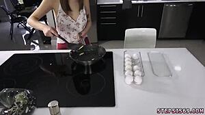 Мило тийн момиче мастурбира с гореща блондинка анална тройка