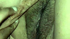 Indická bhabhi s veľkými prirodzenými cicmi sa dá lízať a šúchať v parnej spálni