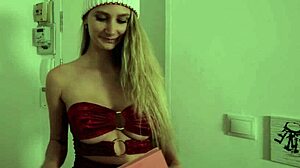 ロシアの美女がクリスマスのサプライズで大量の射精を受ける