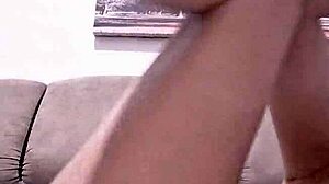 vem enfiar seu pau nessa buceta gulosa e puta