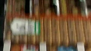 숨겨진 카메라가 거리에서 타이트 진스 입은 틴 18+ 엉덩이 잡아!