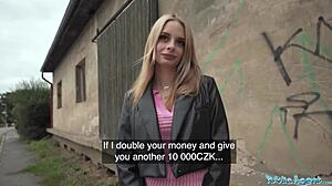 Verejný agent zvádza skutočnú modelku na veľký kurac v klečiacej jebačke