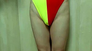 亚洲女学生穿运动短裤和透明内衣玩肛门玩具！