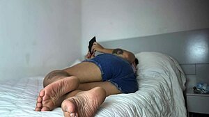 Bu kıvrımlı ebony BBW'nin yatakta rahatça osurmasıyla takıntılıyım