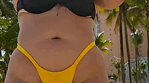 Mesmo sabendo que eu sou casada o cara pediu pra mim PUXAR A CALCINHA de ladinho mostrou FOTO DO PAU e depois me levou pro BANHEIRO QU�MICO e me colocou pra CHUPAR