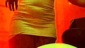 Mesmo sabendo que eu sou casada o cara pediu pra mim PUXAR A CALCINHA de ladinho mostrou FOTO DO PAU e depois me levou pro BANHEIRO QU�MICO e me colocou pra CHUPAR