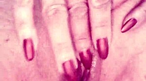 vem enfiar seu pau nessa buceta gulosa e puta