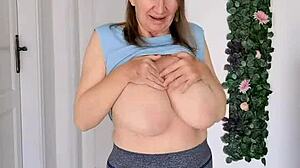 Vollbusige GILF MariaOlds strippt ohne BH mit sportlichen Dance-Moves