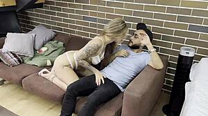 Seduzco al mejor amigo de mi padrastro y follamos cuando él no está, con blowjob y wet pussy fucking 🔥