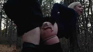 Zwei Perverse führen Bubble Butt MILF auf Waldkriech-Abenteuer