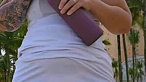 Mesmo sabendo que eu sou casada o cara pediu pra mim PUXAR A CALCINHA de ladinho mostrou FOTO DO PAU e depois me levou pro BANHEIRO QU�MICO e me colocou pra CHUPAR