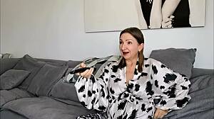 Заварен син влиза при заварена майка да мастурбира, какъв огромен шок за двамата. Тотална изненада!