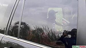 Pen landsbyjente plukket opp for bilsex utendørs.