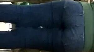 숨겨진 카메라가 거리에서 타이트 진스 입은 틴 18+ 엉덩이 잡아!