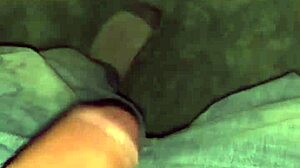 呃，邻居瘦妻在淋浴中超级热辣口交