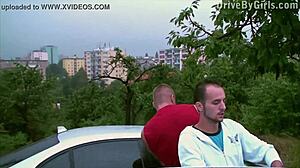 Chceš vidět holku dostat facial cum přes okno auta?