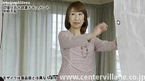 Prvýkrát päťdesiatročná manželka Chihiro Yonezaki fajčí v dokumente o podvádzaní