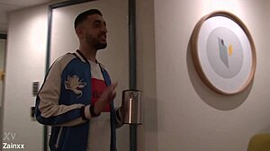 Alice Maze recibe creampie anal de semental paquistaní en cabalgata salvaje