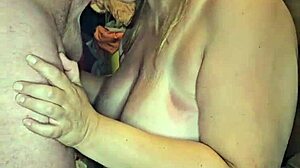 Hej, pozri si tú tehotnú milf cucnúť obrovský kurac?