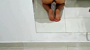 メイドの娘のクリーミーな朝の飲み物を手伝ってくれない？