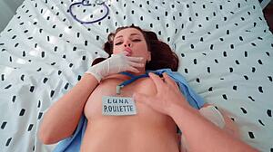 Göğüslü sıcak hemşire eldivenlerle hastayı beceriyor, vay be! 😍