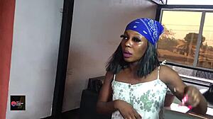 Première fois, la fille de maison drôle joue avec sa madame