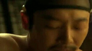 В этой корейской БДСМ сцене пышногрудая азиатская рабыня подчиняется мягким поцелуям и игре с сиськами с хозяином