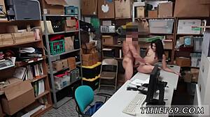 Ung tjej går från röv till mun med söt dubbel svart action