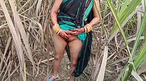 Yo, uită-te la această fată indiană desi din sat pişând afară într-un loc public!