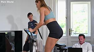 Busty Kitana Lure forfører husfæller til vild DP threesome efter træning GP3162