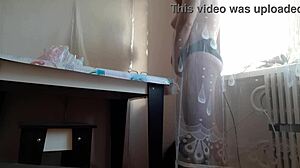 Chytil som nevlastnú mamu, ako sa za závesom onanuje, ups, orgazmus ju dostal