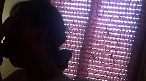 Asyalı güzellik dev büyük sikine oral yapıyor yoğun oral seansta