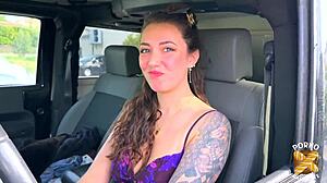 Livia, junge 18+ Französische Coquine, verschlingt Schwanz und Muschi in Dreier.