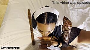 Küçük Kolombiyalı rahibe vahşi seans sırasında sertçe fışkırıyor. Onu kolayca doruğa çıkarıyor.