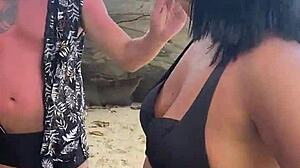 Hé, a peludinhas keményen basznak a strandon!