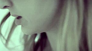 변태 금발 아가씨, 욕조에서 극한 핑거링 자위! 야하게 젖어