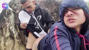 Novinho tuče veliku guzu i sise afričke cure u doggystyle na plaži javno