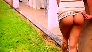 캐주얼 와이프가 친구 결혼식에서 공개적으로 플래시