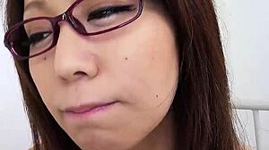 Pequeña enfermera japonesa 18+ da mamada hospitalaria y traga