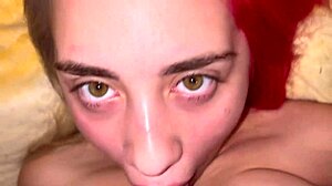 Yo, sjekk denne 18 år gamle blondinen som gir vill blowjob og facefuck i POV-stil