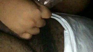 湿漉漉的黑婊子表演邋遢口交