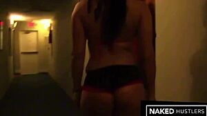 Fată cu fund mare călărește bărbat înalt brun frumos în acțiune interrasială sălbatică